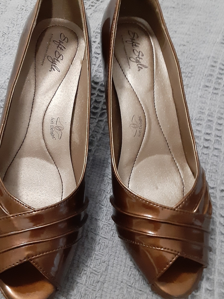 Soft Style Pumps - Picture 2 of 7